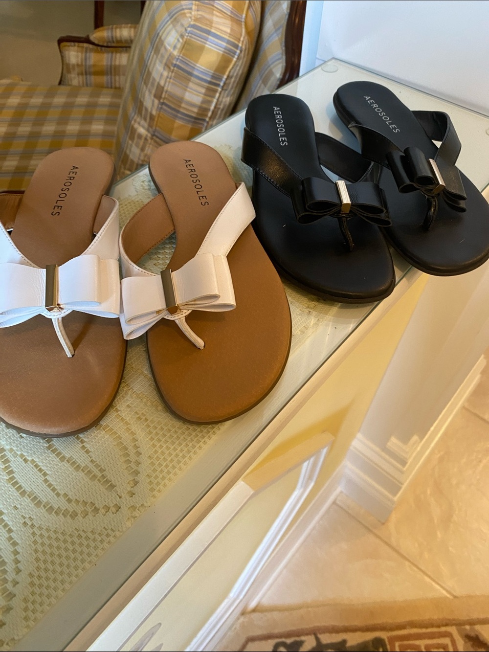 Aerosoles Women's Bow Toe-Post Sandals in Black and White. Like New!